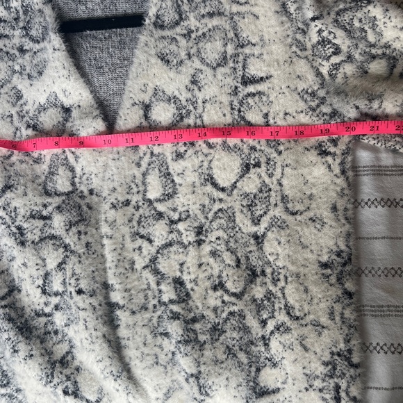 Lovestitch Black and White Snake Patterned Open Cardigan - Picture 6 of 11